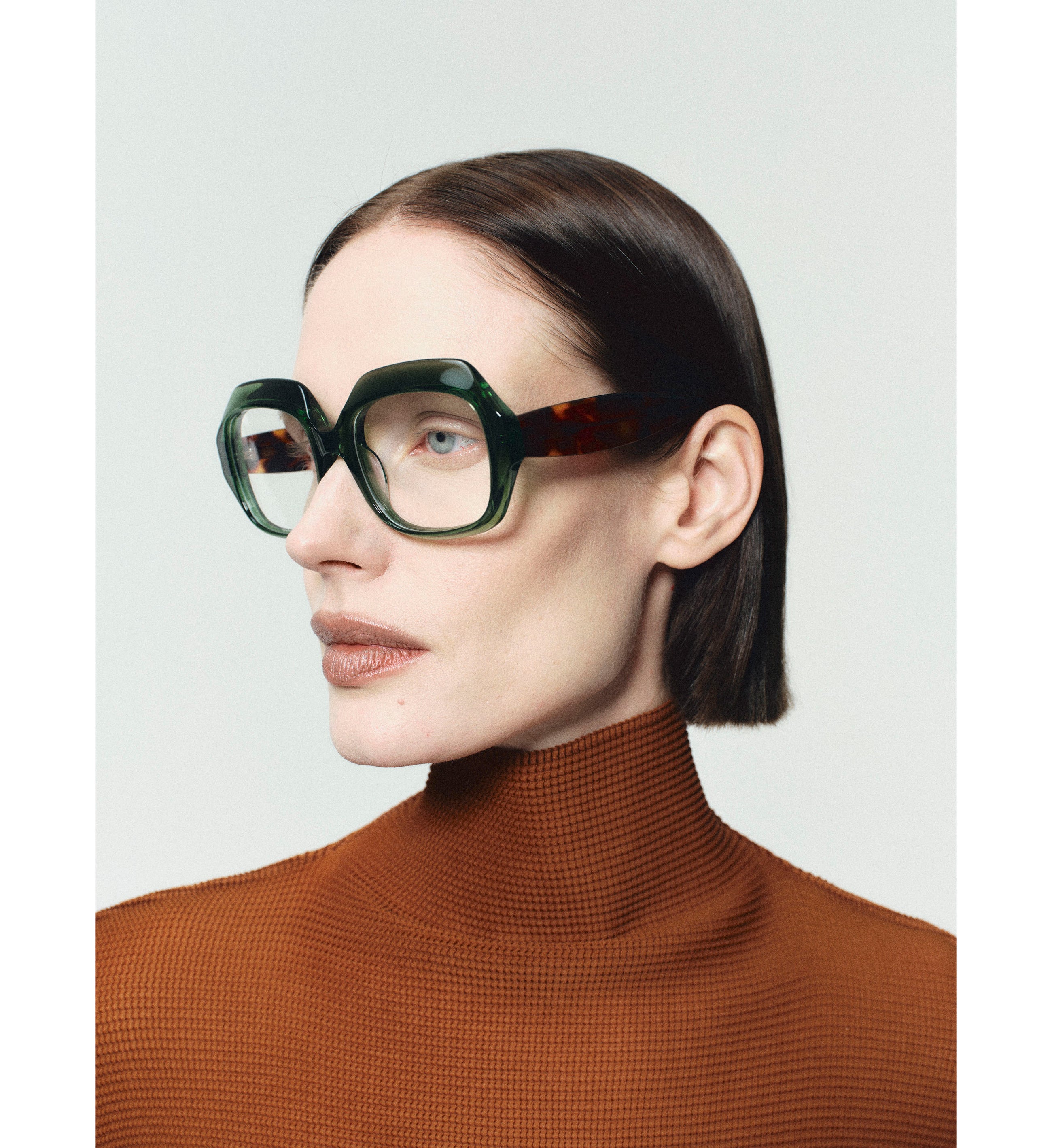 SORELL eyewear R_14GT leesbril groen tortoise sculpturaal acetaat — zijaanzicht portret