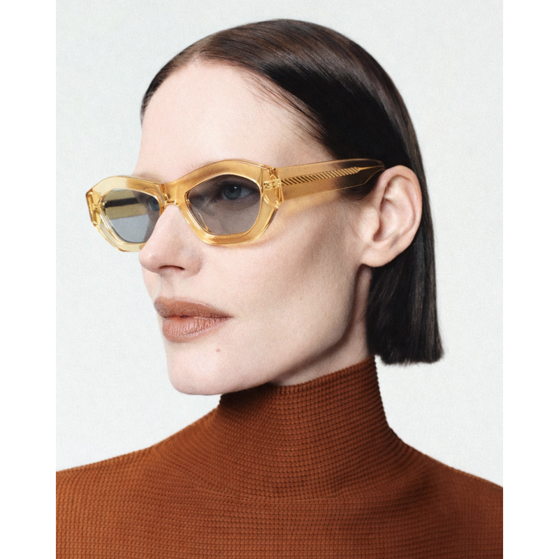 SORELL eyewear S_05C zonnebril crystal hexagon acetaat —  zijaanzicht portret