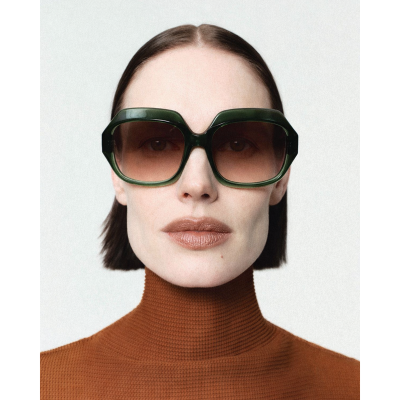SORELL eyewear S_11GT zonnebril groen tortoise sculpturaal acetaat — vooraanzicht portret