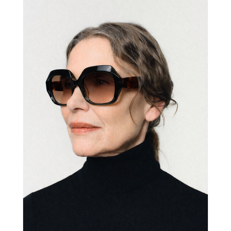SORELL eyewear S_11N zonnebril zwart sculpturaal acetaat — zijaanzicht portret